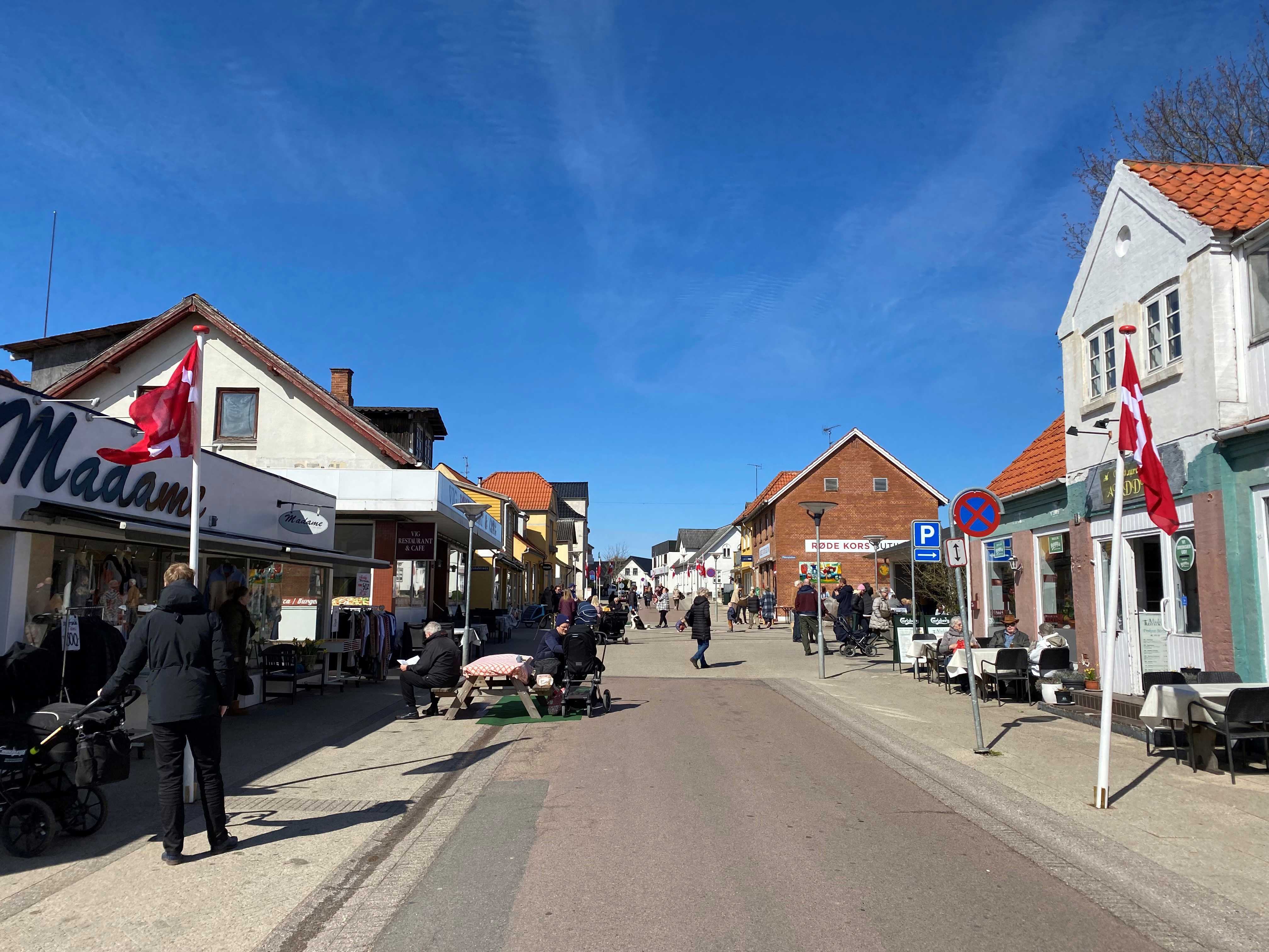 Vig Hovedgade i solskin