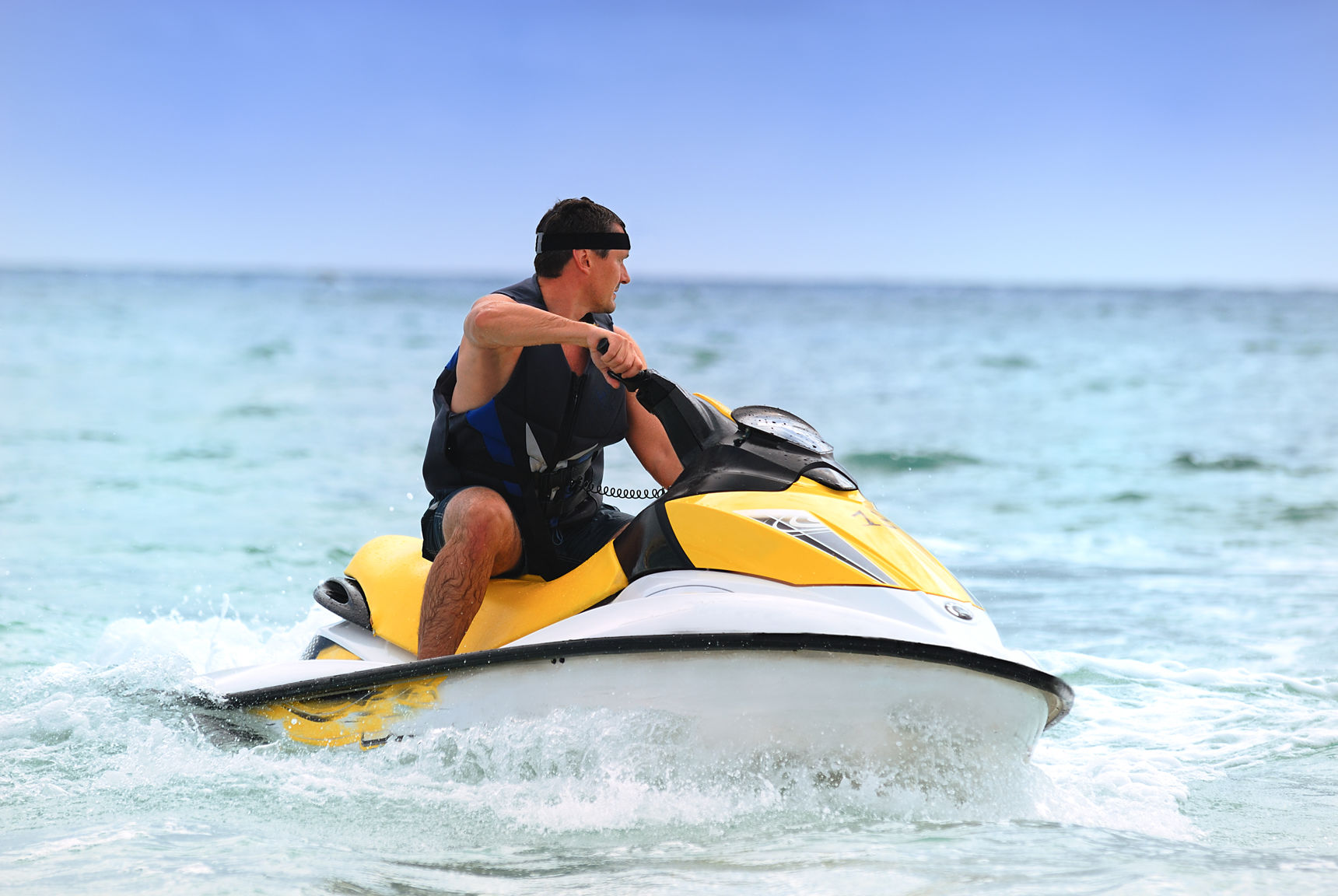 Mand på vandscooter