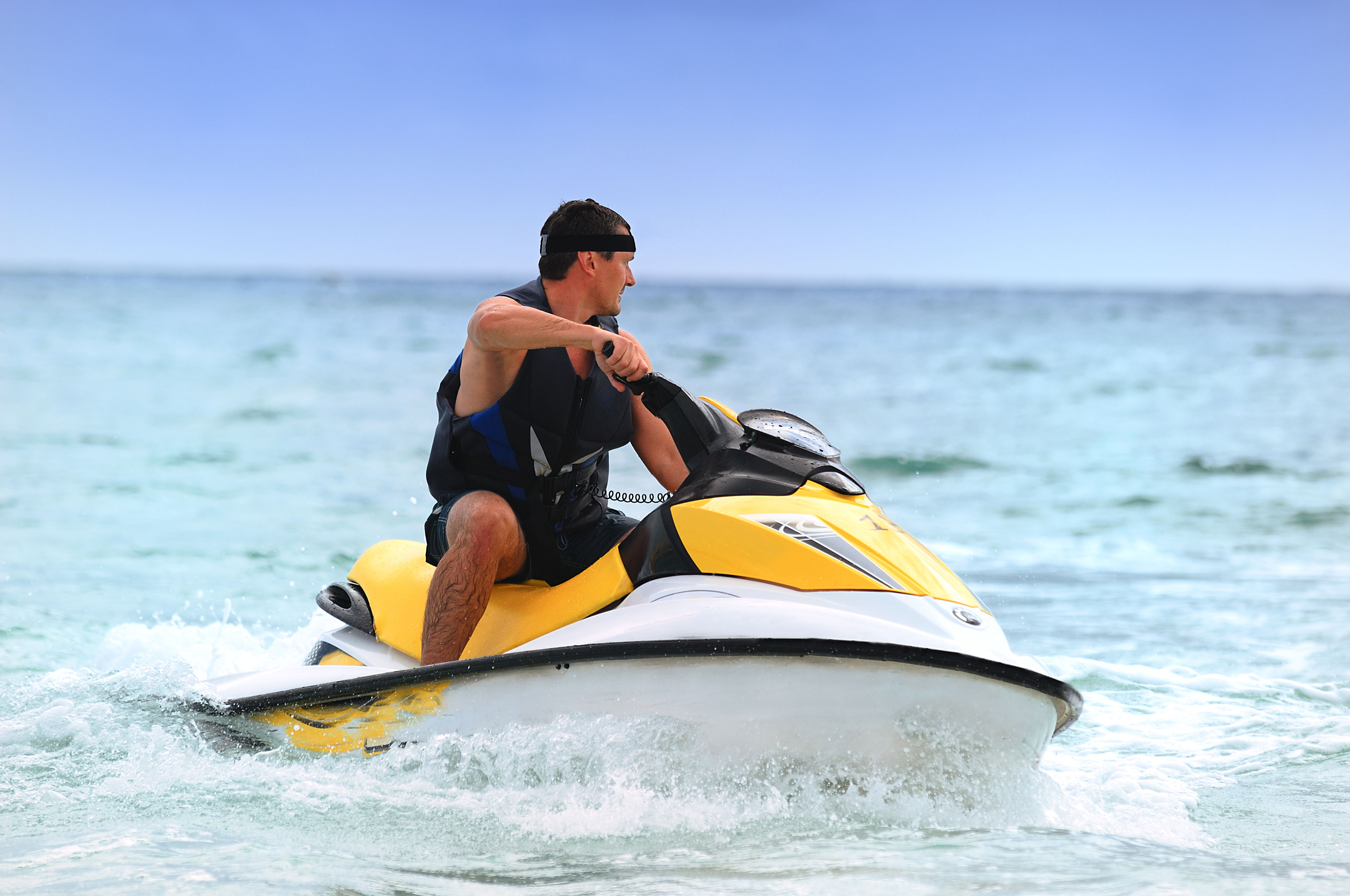 Mand på vandscooter