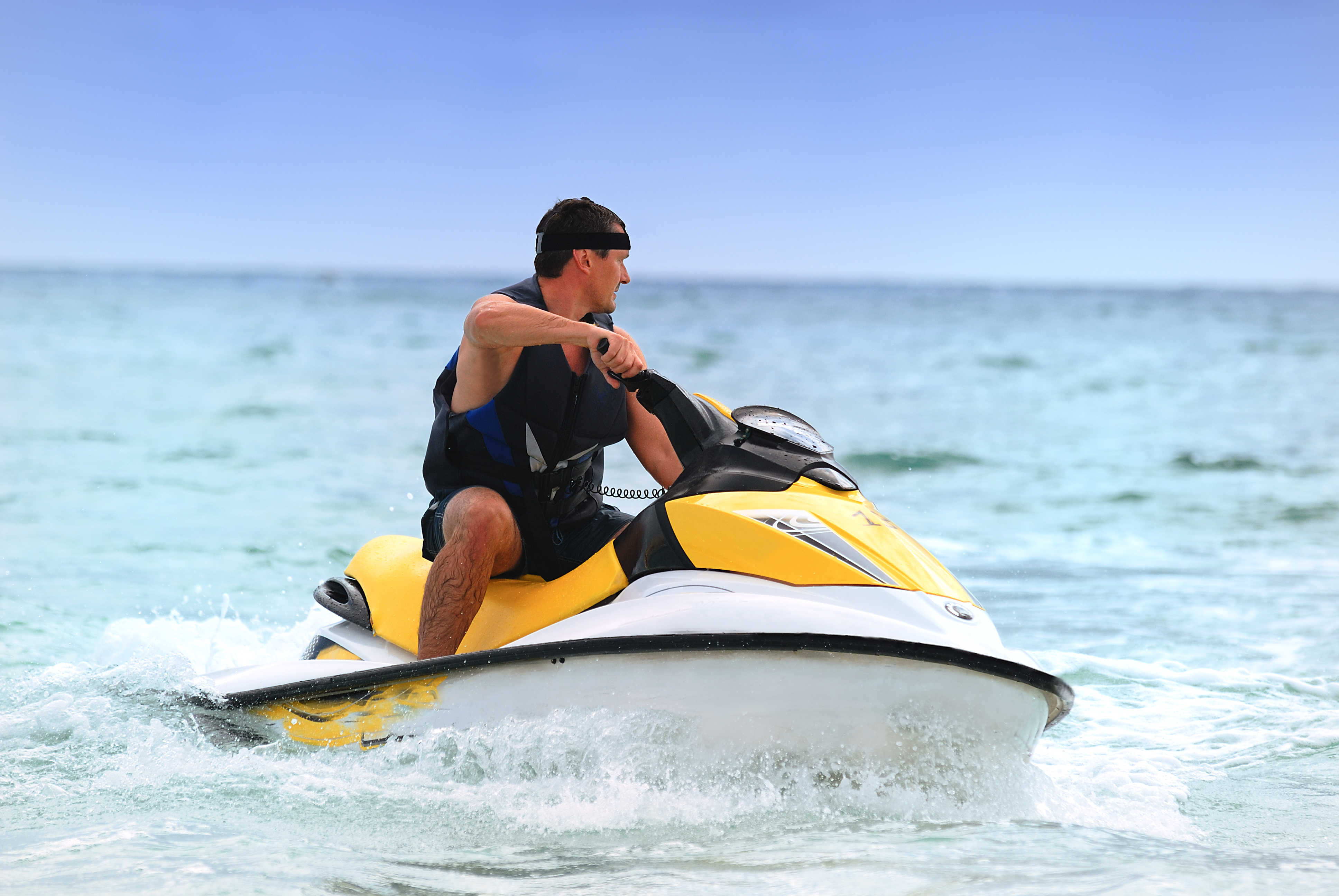 Mand på vandscooter