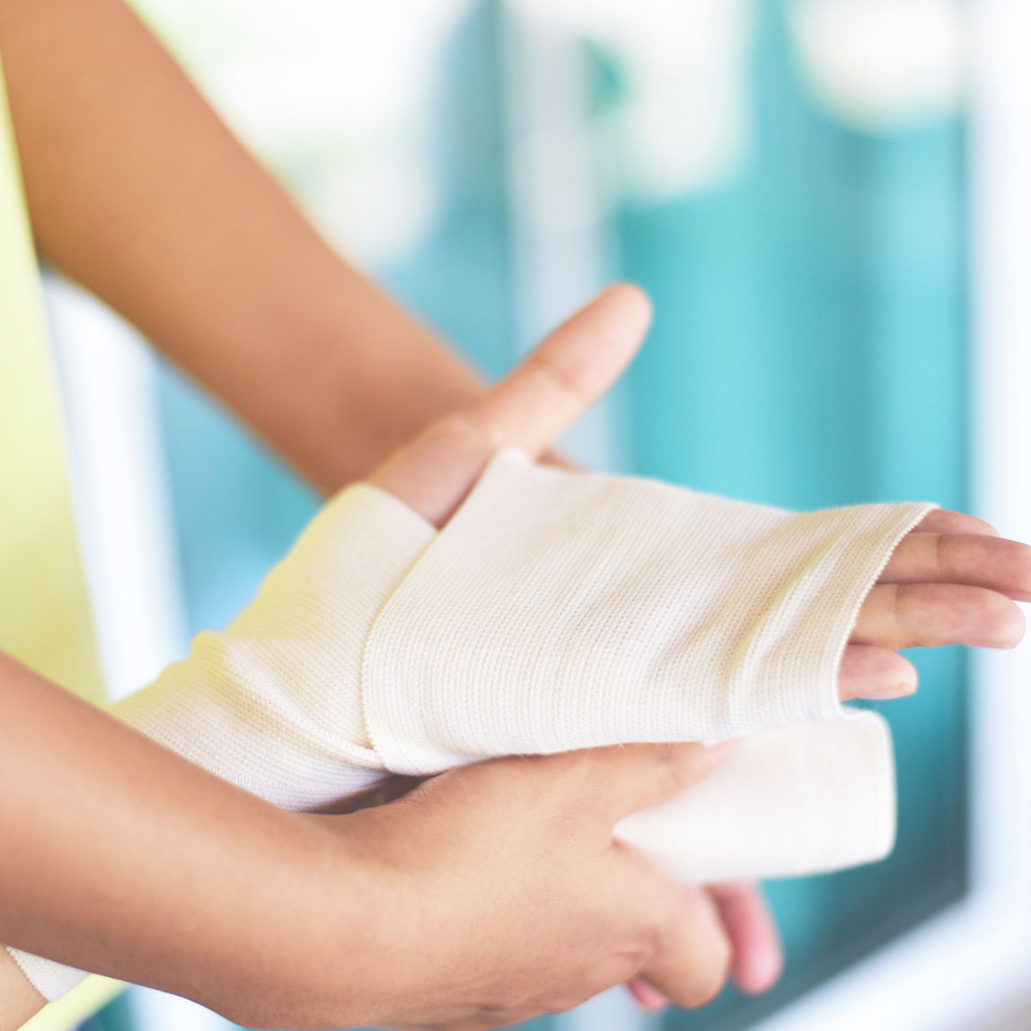 Sygeplejer lægger forbinding på