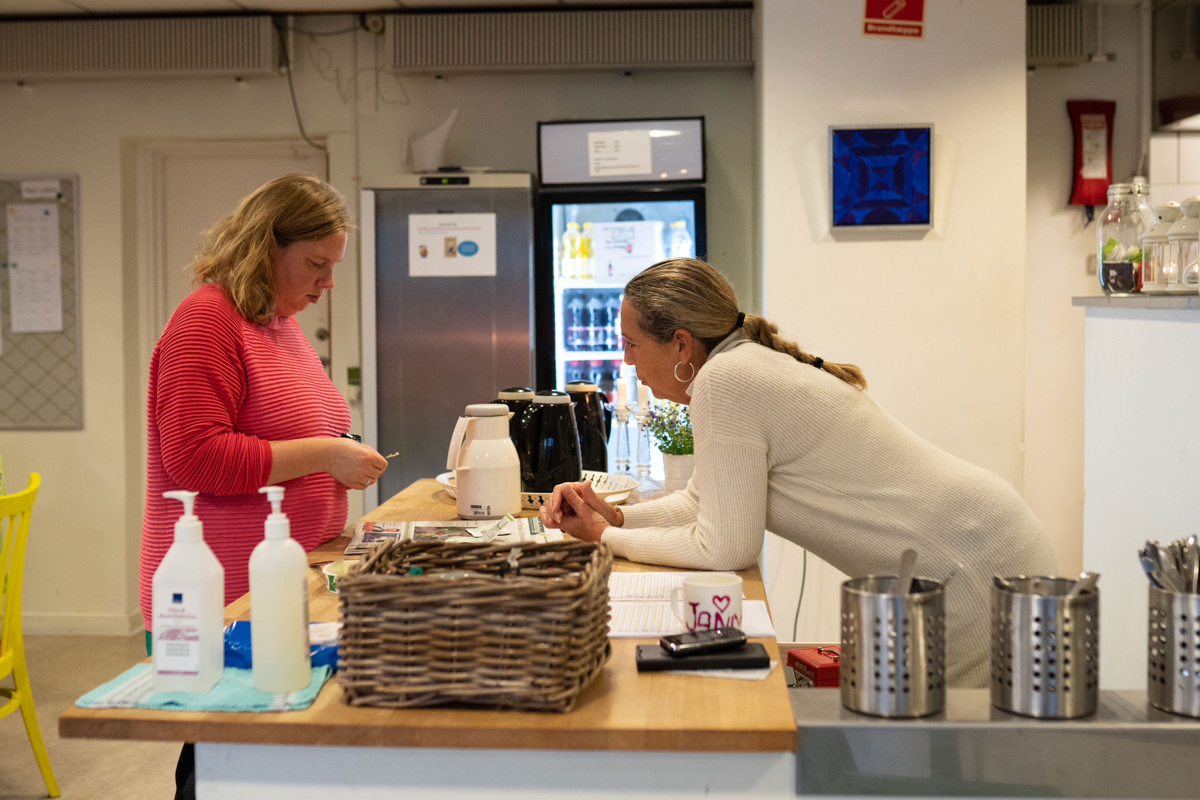 To kvinder der taler sammen på café Bo- og Støttecenter