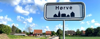 Byskilt på landevej ind til Hørve