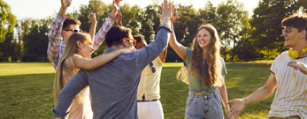 Unge mennesker på en græsplæne