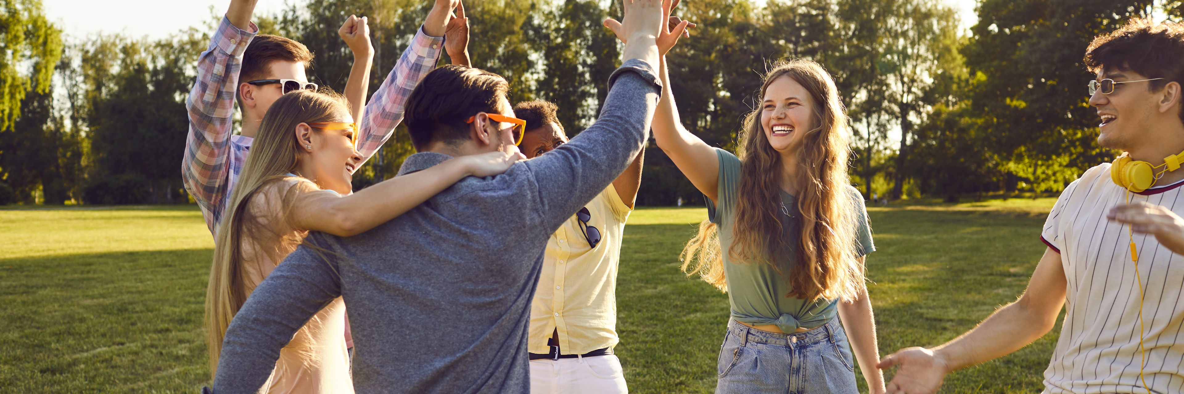 Unge mennesker på en græsplæne