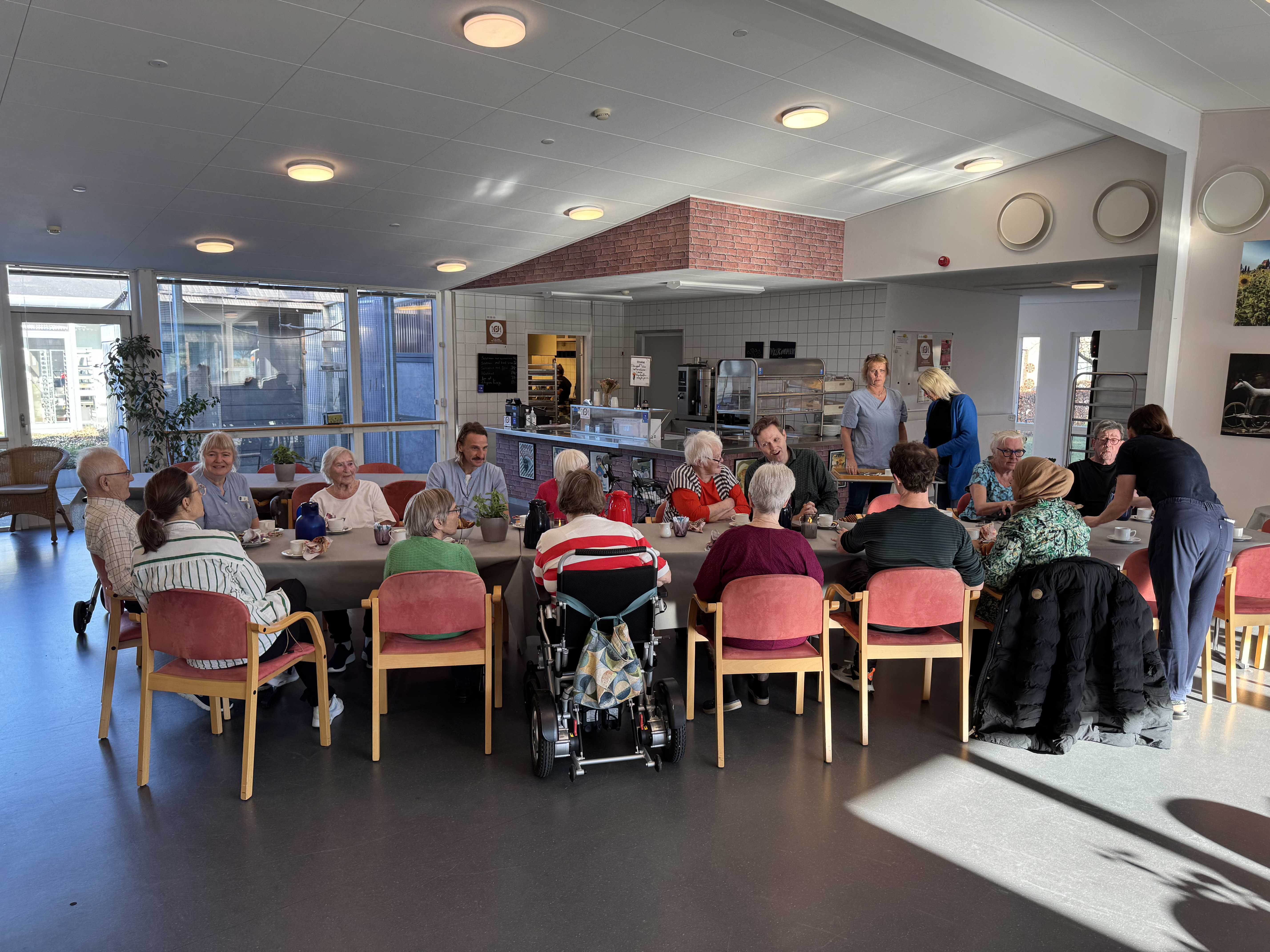 Ældre der sidder om et bord på plejecenter Solvognen