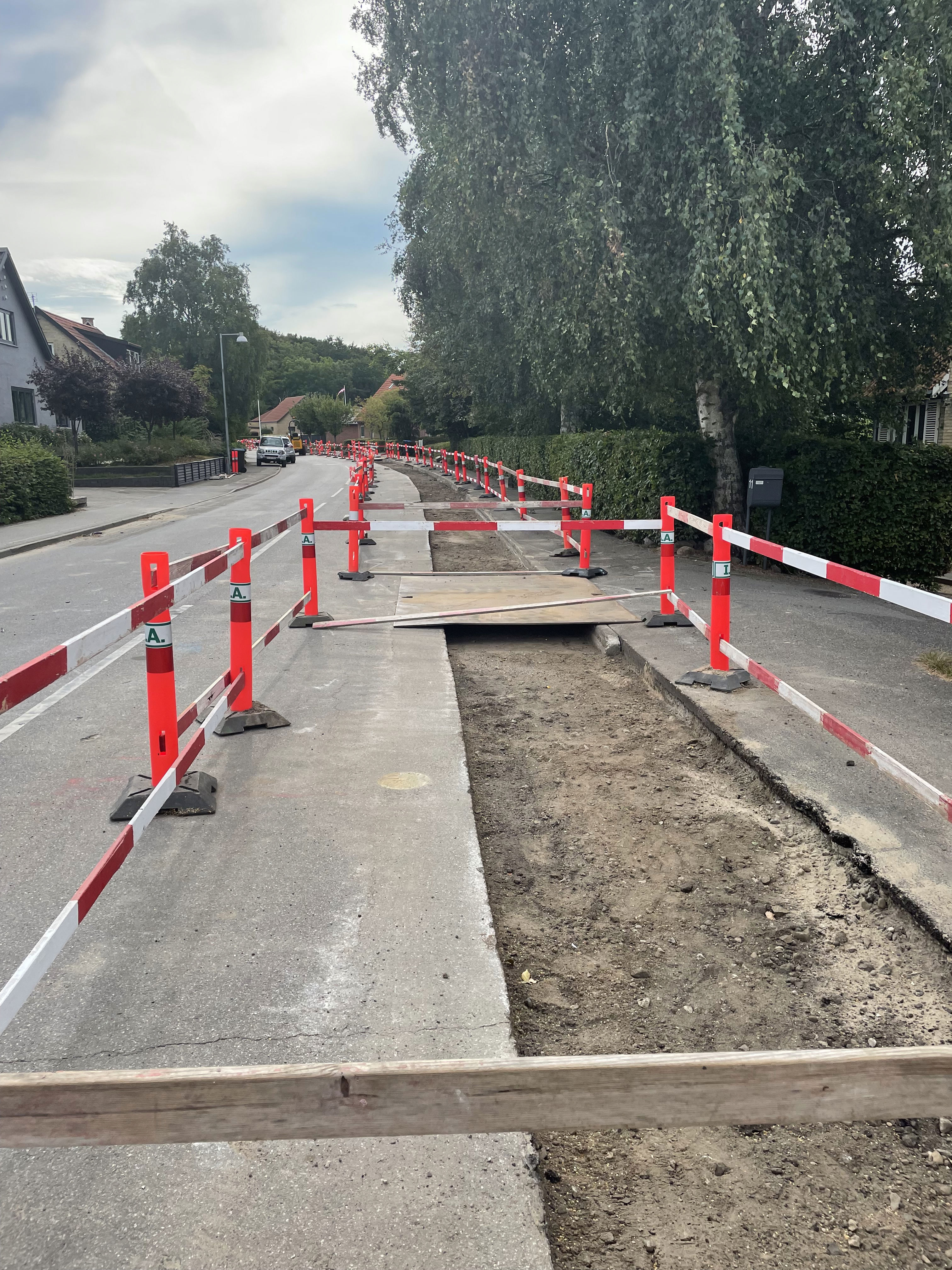 Vejarbejde i Højby - massiv afspærring på en vej hvor der er åbent ned til grusunderlaget i forbindelse med ledningsarbejdet