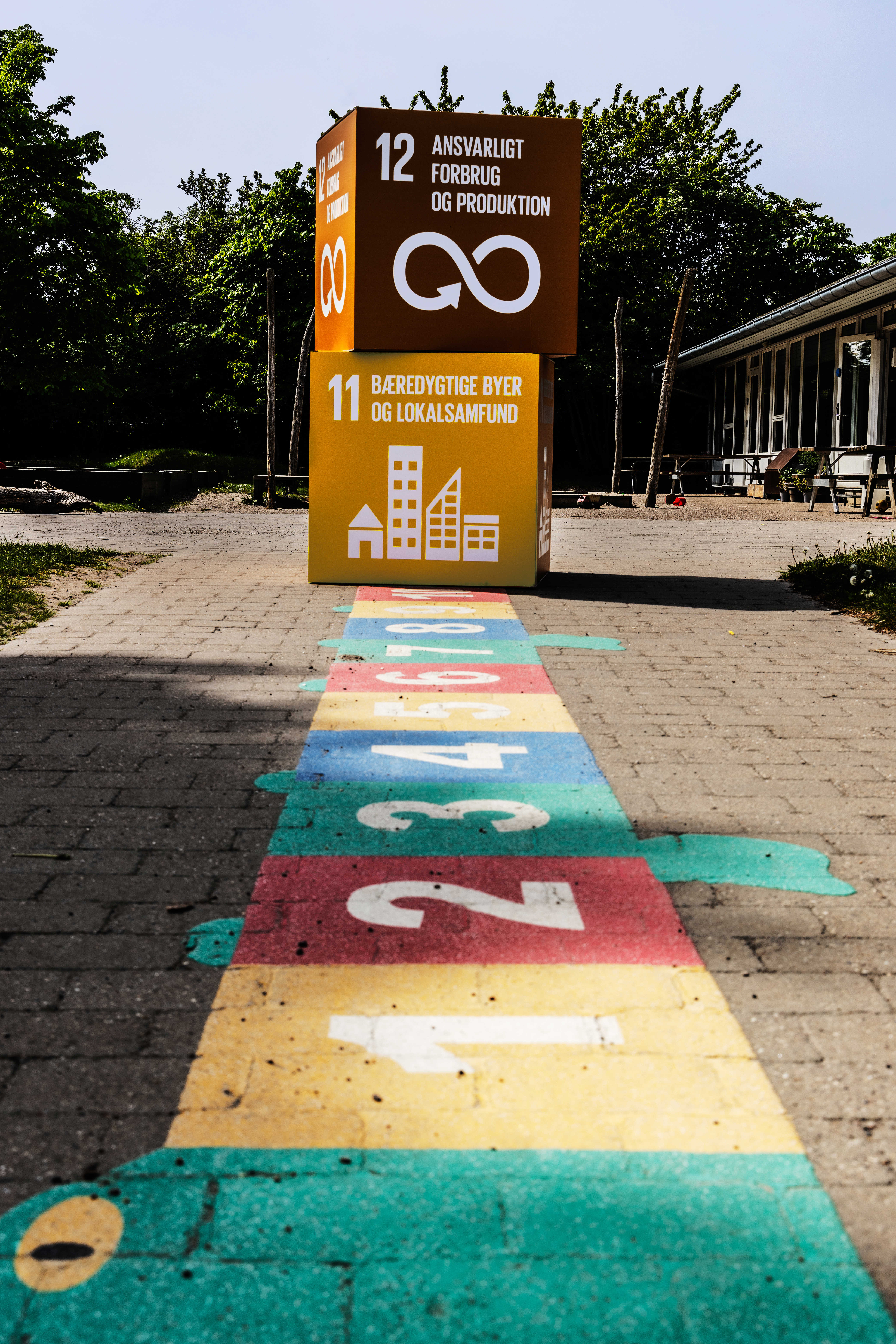 Klodser med verdensmålene foran hinkerude