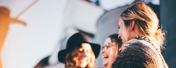 Kvinder der griner i hyggeligt selskab