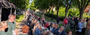 Udendørs langbord med gæster på alleen pop mod Anneberg