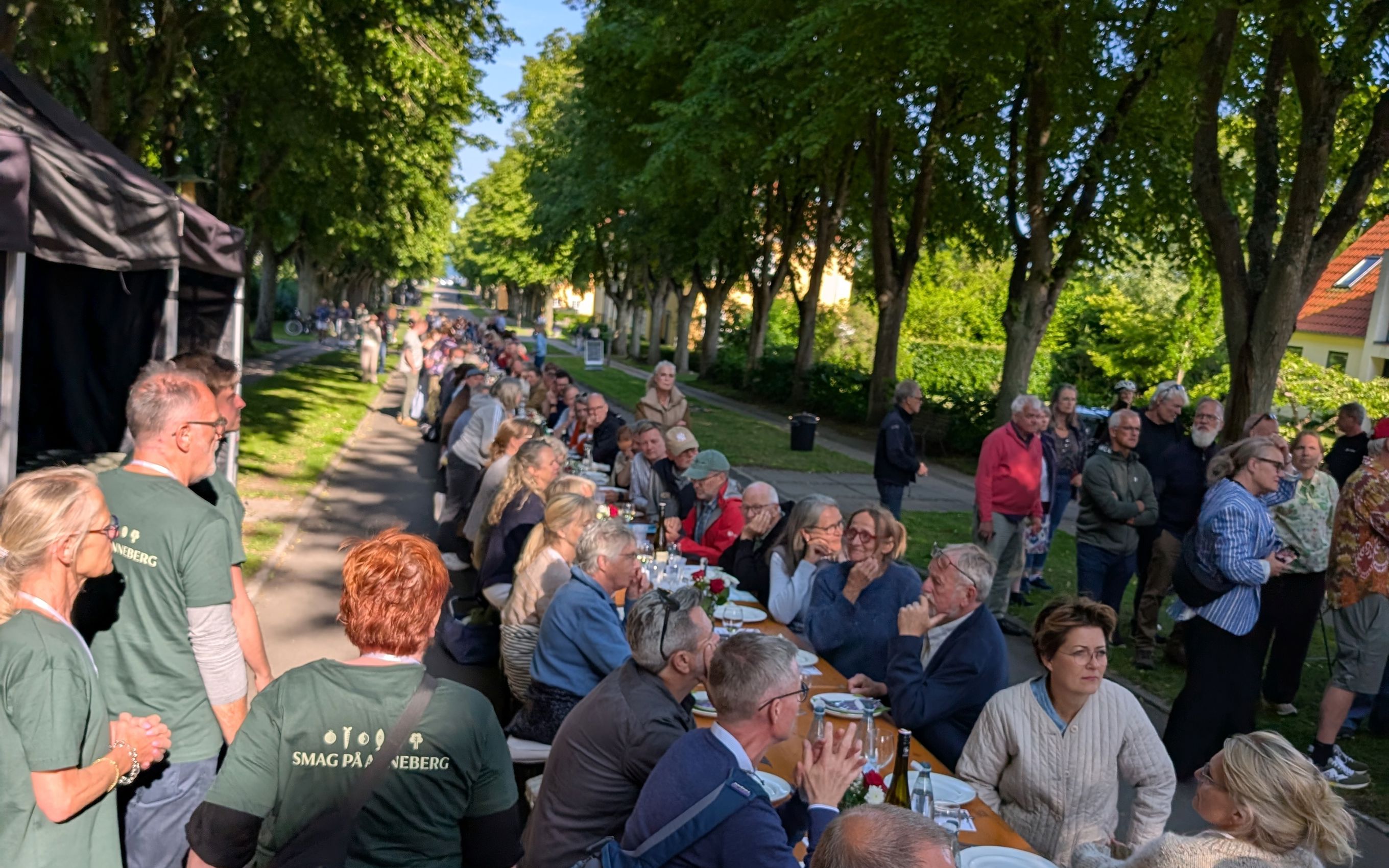 Udendørs langbord med gæster på alleen pop mod Anneberg