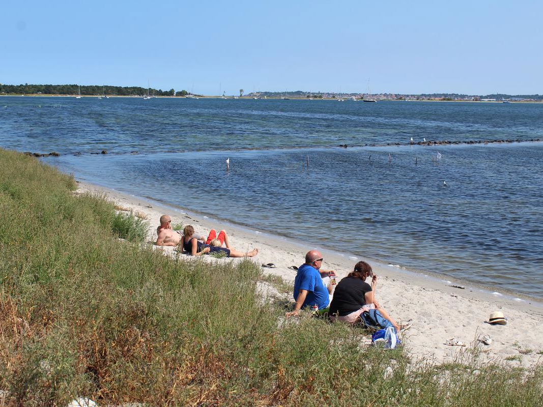 To par slapper af på strand