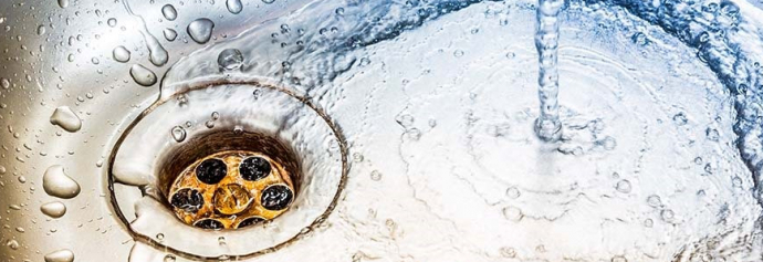 Vand der løber ned i en vask