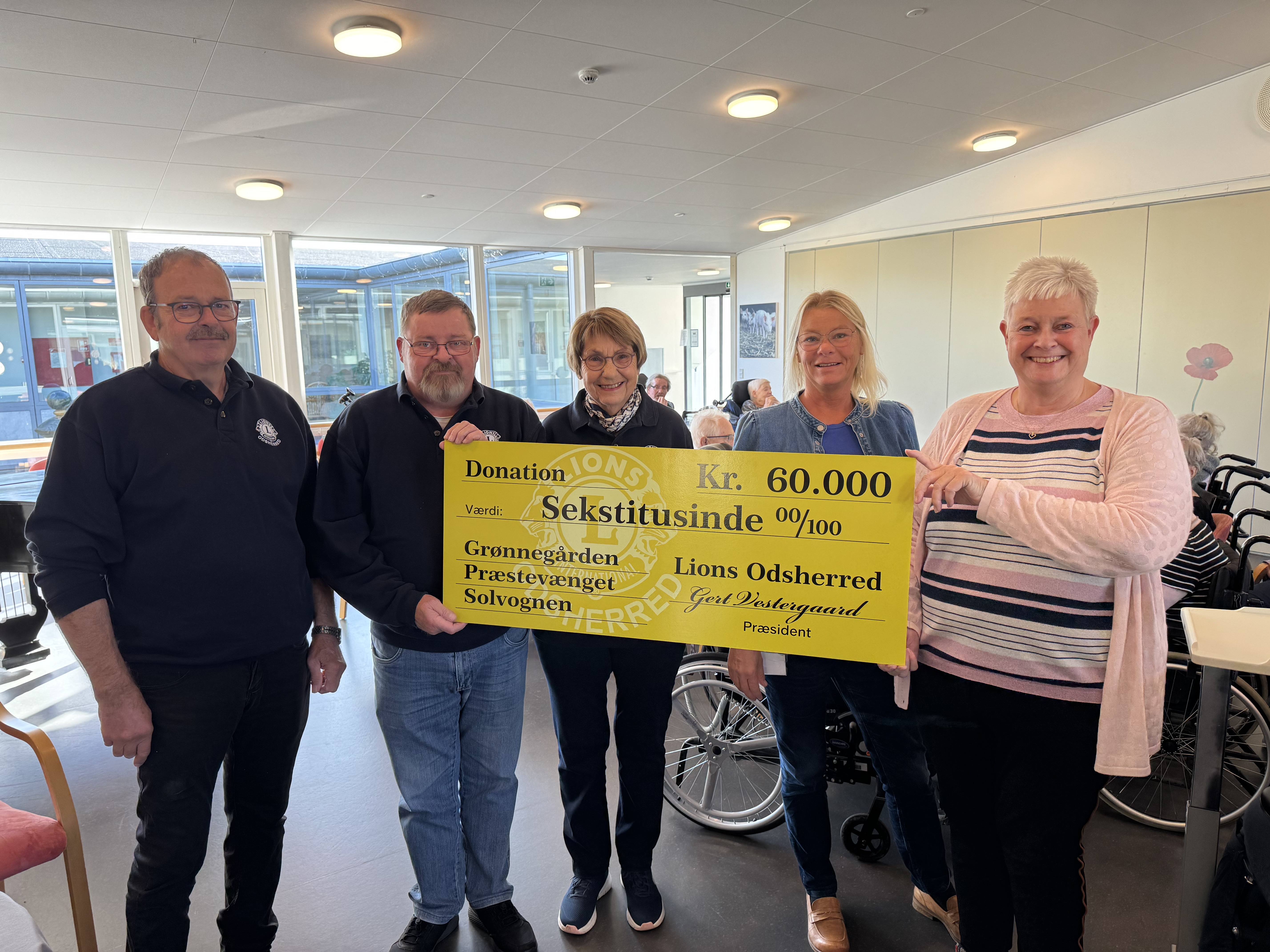 Lions overrækker check til plejecentre