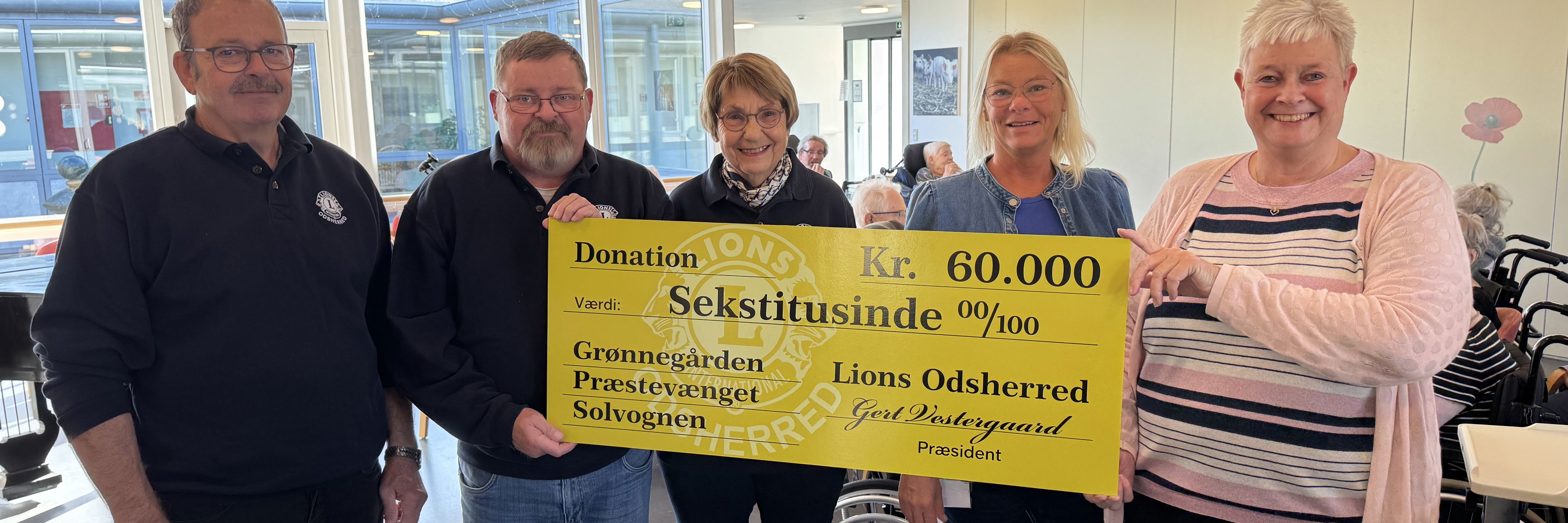 Lions overrækker check til plejecentre