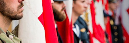 Soldater står med faner