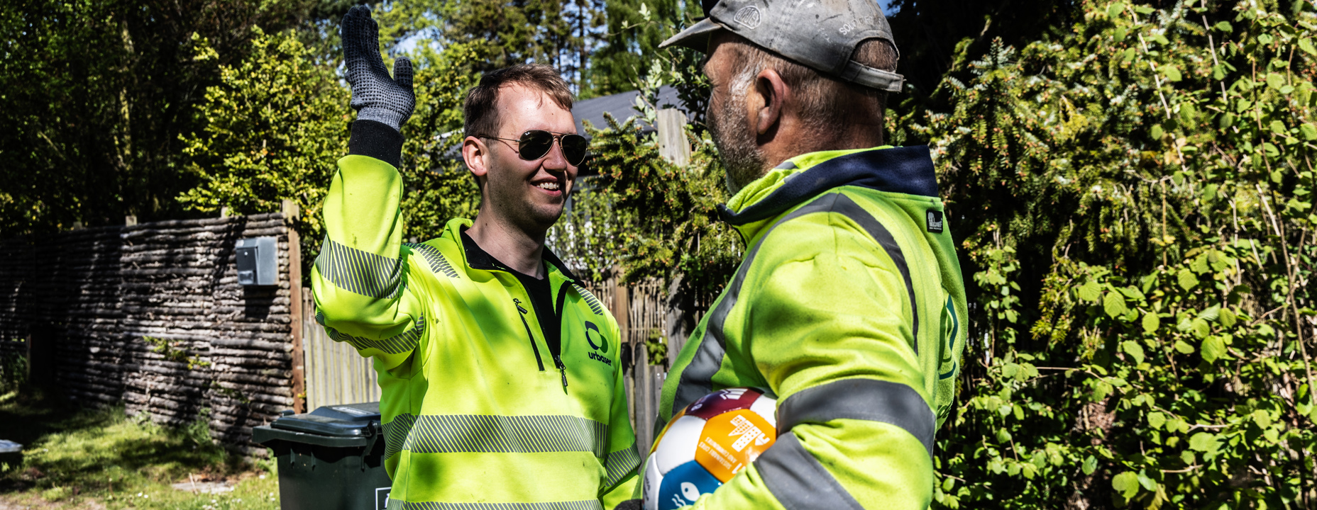 Renovationsmedarbejdere giver high five