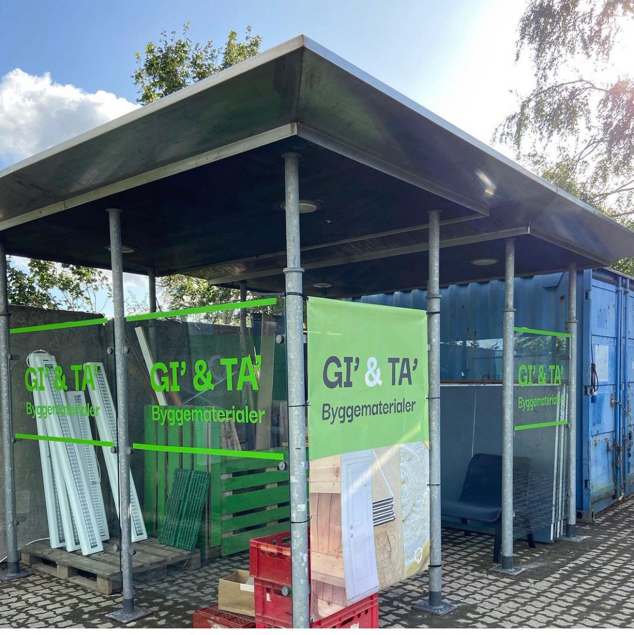 Færdigt skur af 100 procent genbrug