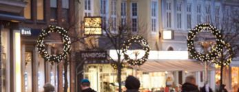 Algade i aftenlys, store kranse og udsmykninger med lys