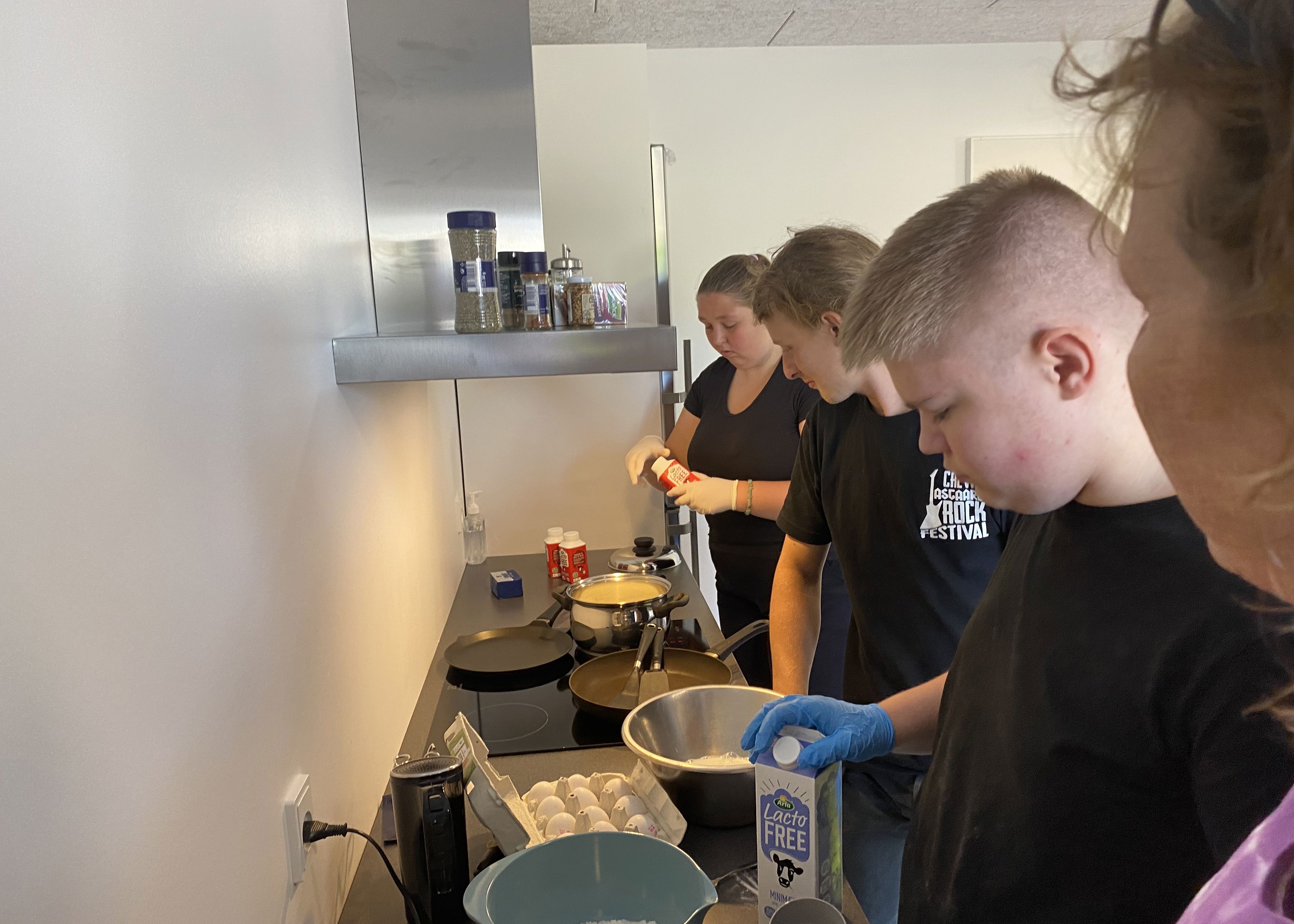 Stu-elever laver mad ved køkkenbord