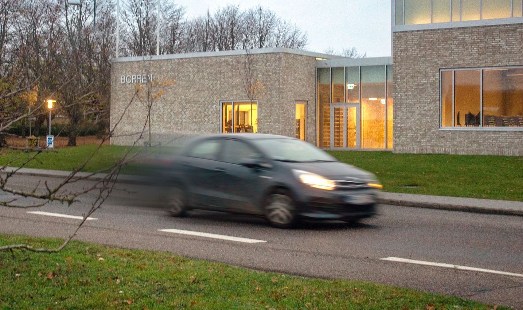 Bil kører forbi Borren i høj hastighed