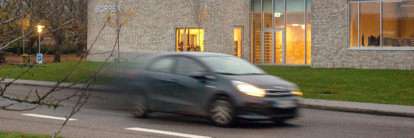 Bil kører forbi Borren i høj hastighed