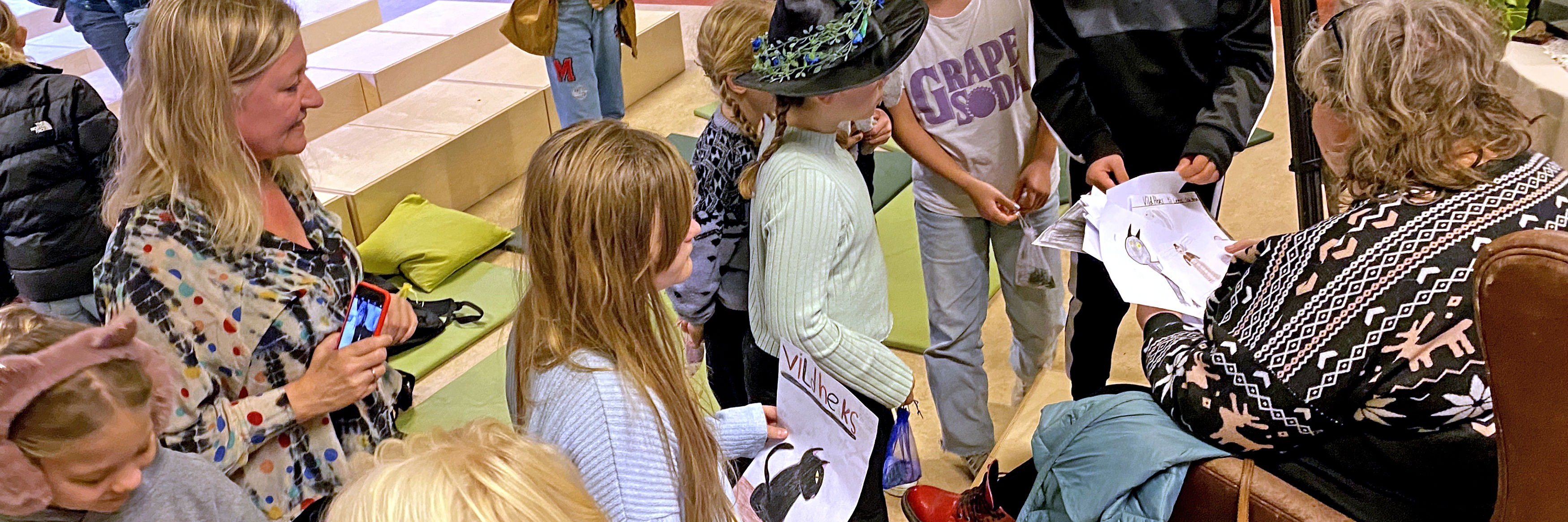 Forfatter Lene Kaaberbøl modtager elevernes tegninger af hekse, tv. festivalleder Anne-Marie Donslund