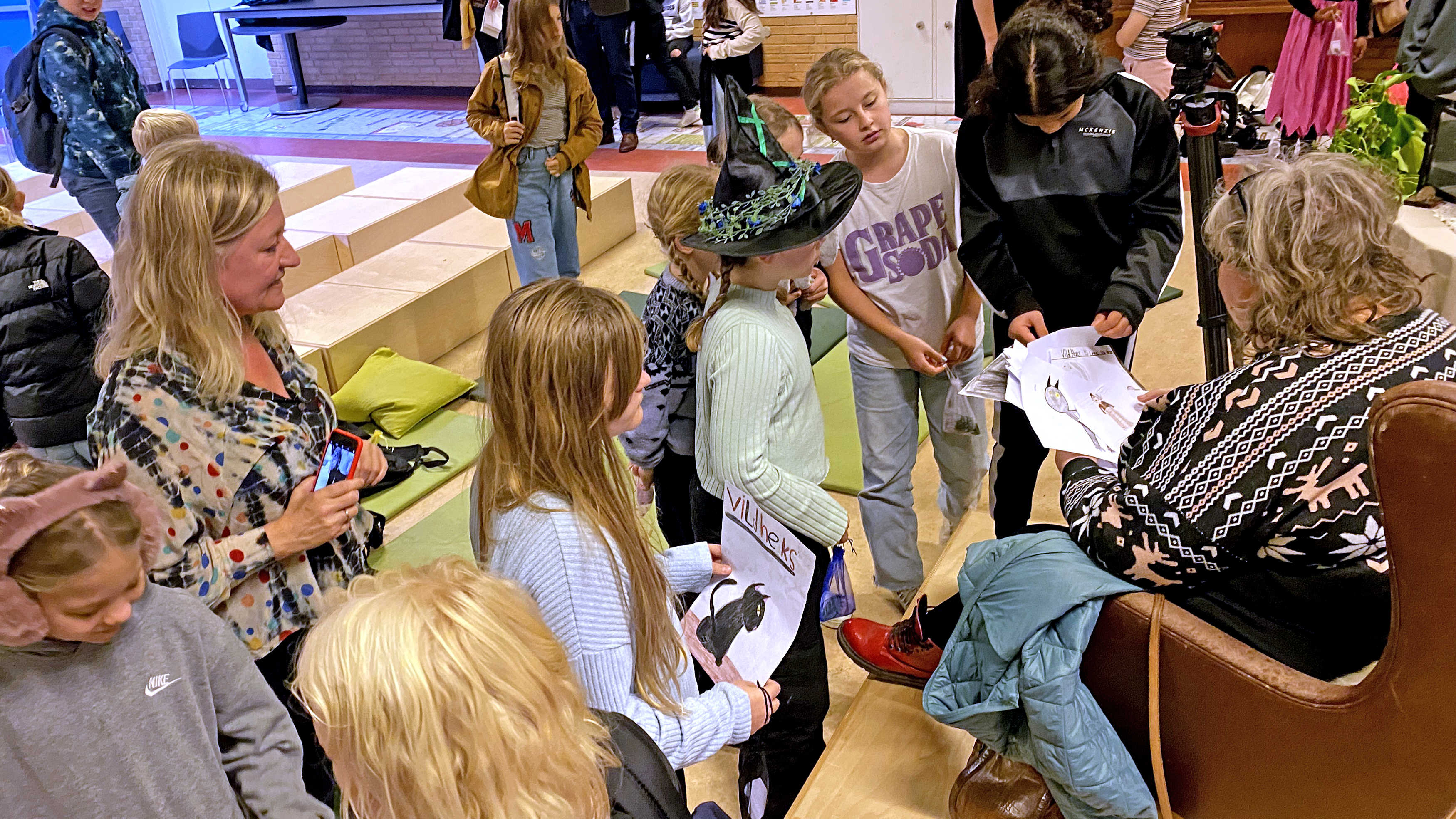 Forfatter Lene Kaaberbøl modtager elevernes tegninger af hekse, tv. festivalleder Anne-Marie Donslund