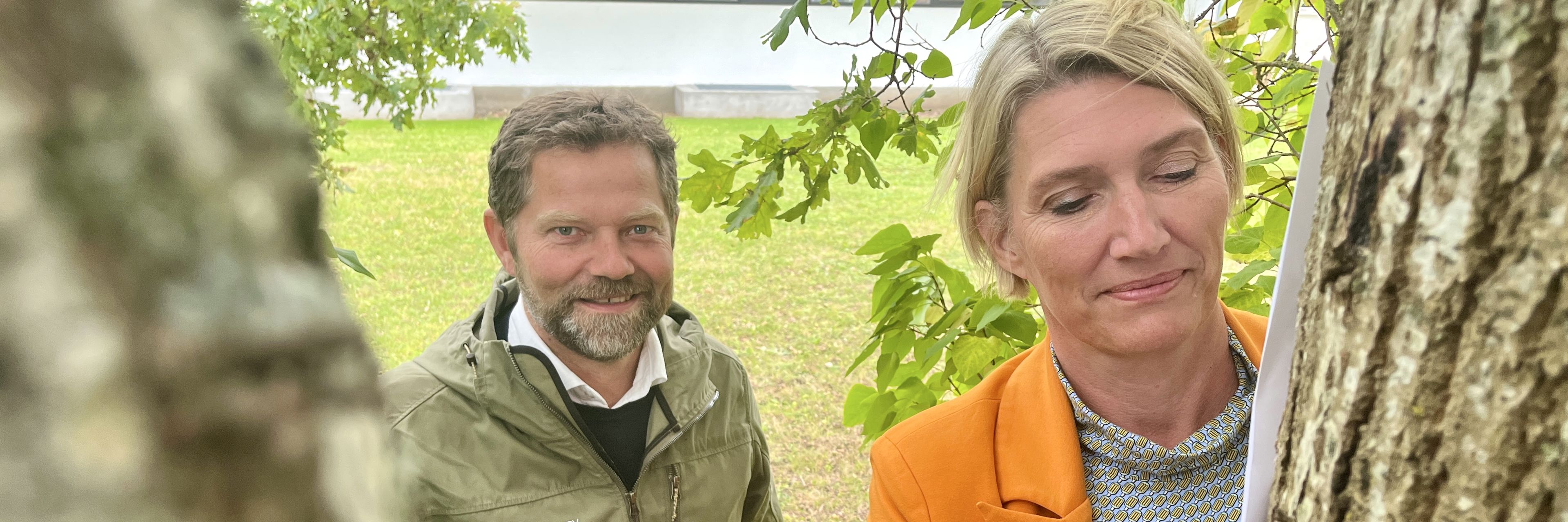 Karina Vincentz og Klimaskovfondens direktør Poul Erik Lauridsen underskriver partnerskabsaftalen