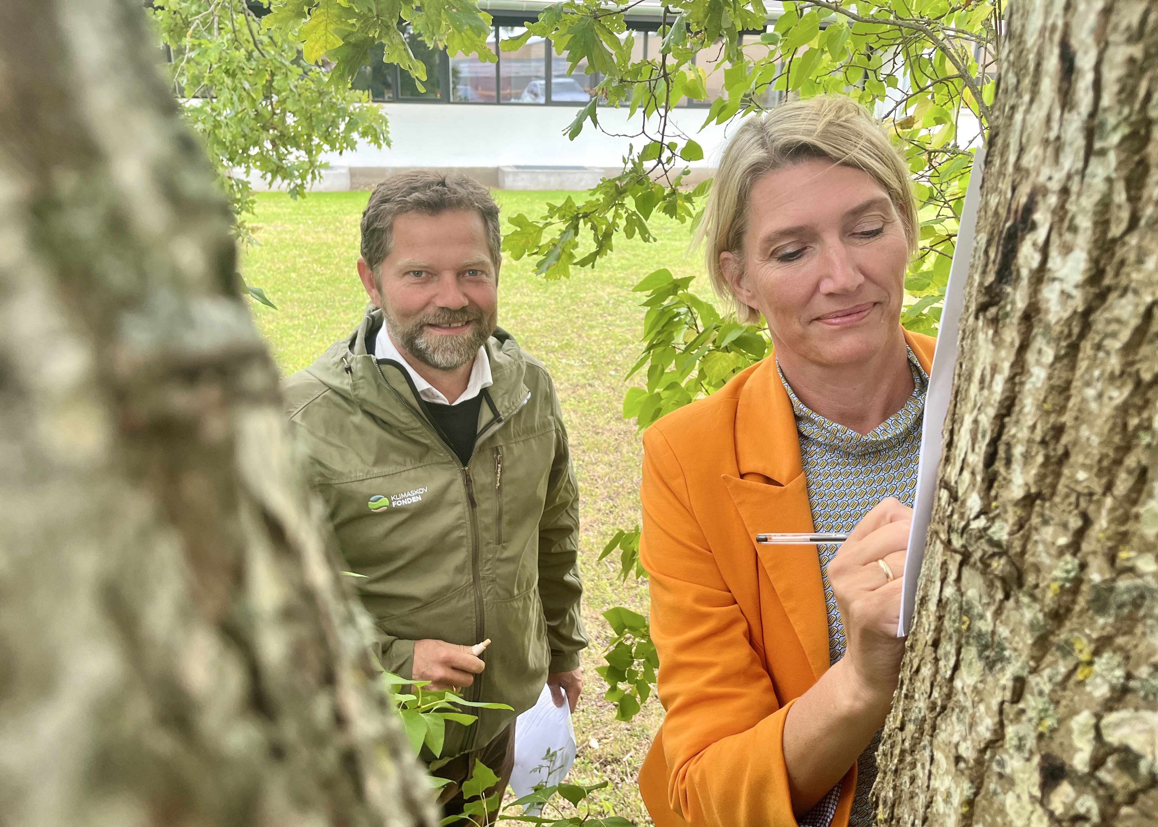 Karina Vincentz og Klimaskovfondens direktør Poul Erik Lauridsen underskriver partnerskabsaftalen