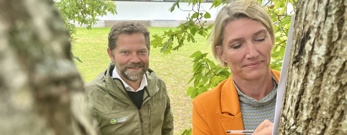 Karina Vincentz og Klimaskovfondens direktør Poul Erik Lauridsen underskriver partnerskabsaftalen