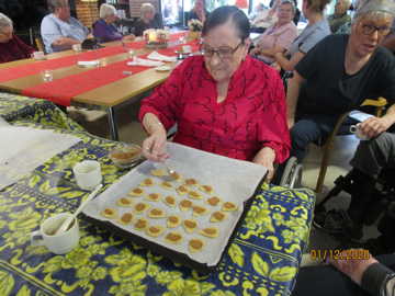 Beboer hjælper med at lave småkager