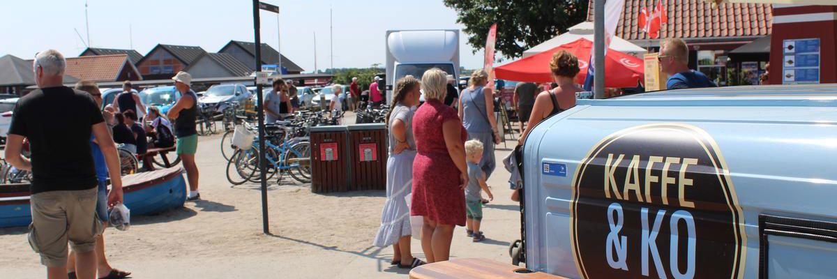 Mennesker på havnen i Rørvig