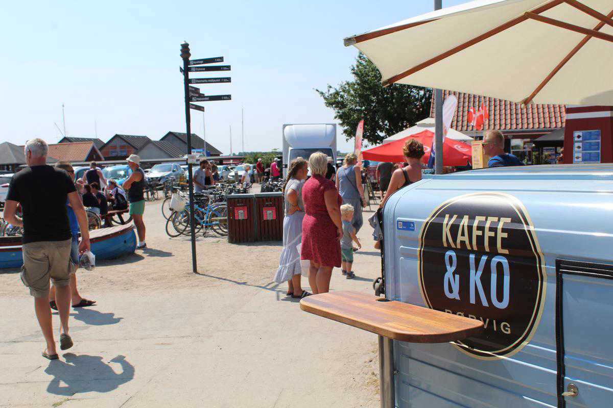 Mennesker på havnen i Rørvig