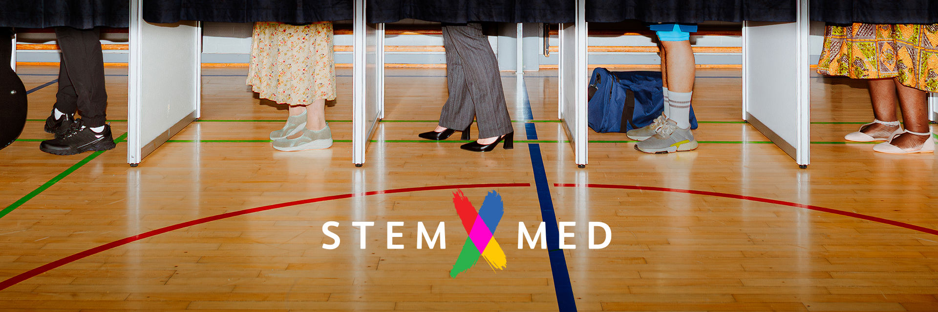 Fødder bag gardiner i valgbokse med teksten "Hvad går du ind for?"