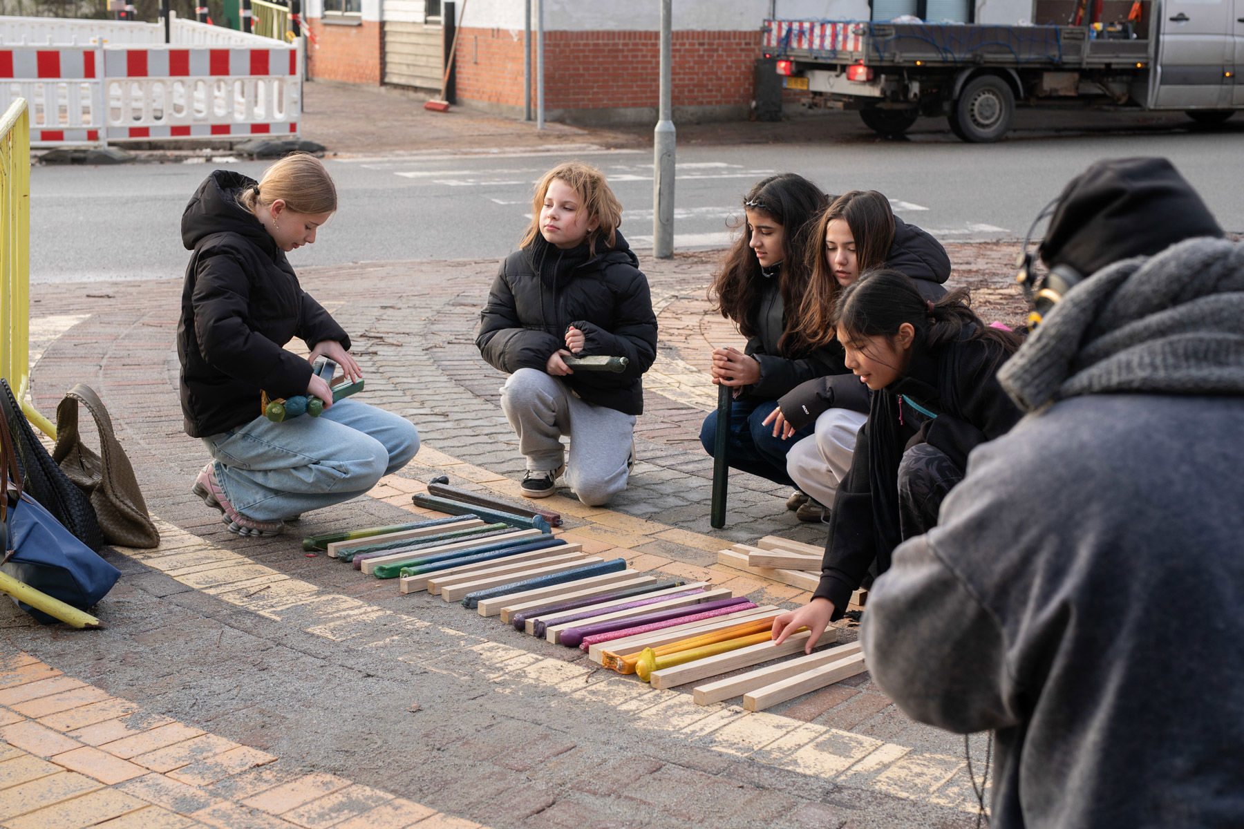 En gruppe skoleelever kigger på materialer til de nye bænke på Asnæs Station
