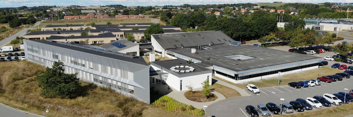Dronefoto af rådhuset i Højby