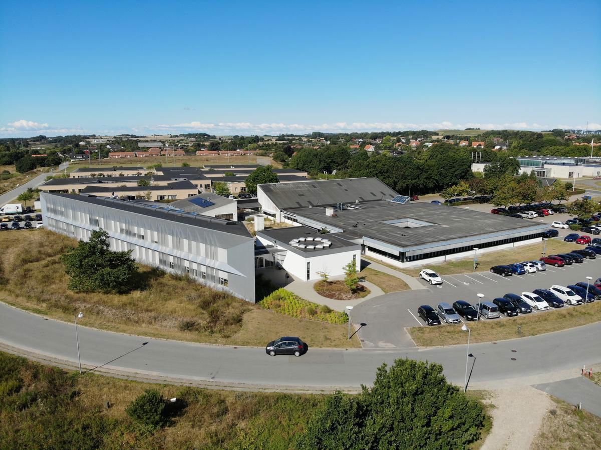 Dronefoto af rådhuset i Højby