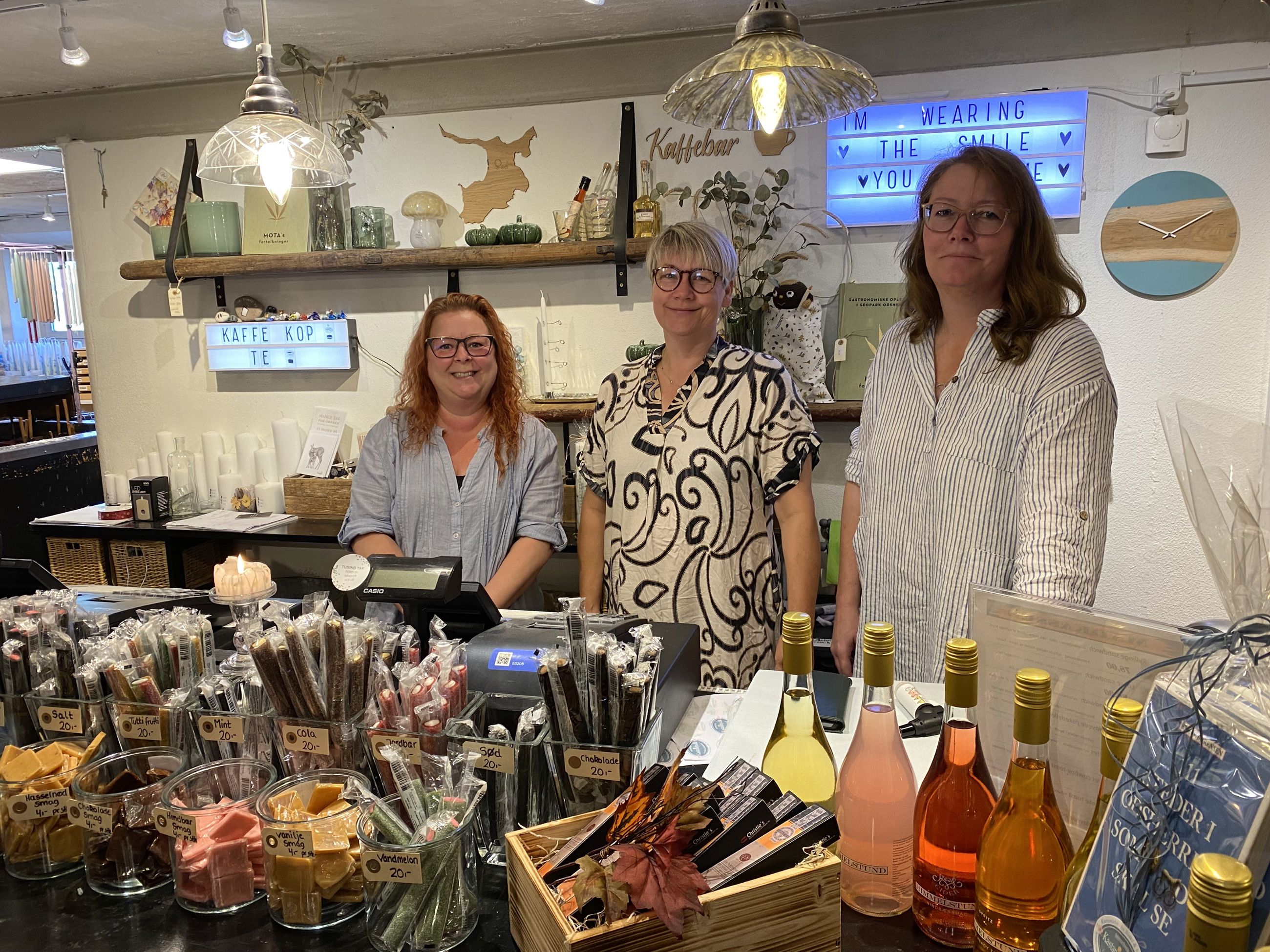 Tre kvinder står bag disken i livsstilsbutikken Kastanielys