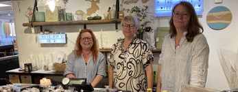 Tre kvinder står bag disken i livsstilsbutikken Kastanielys