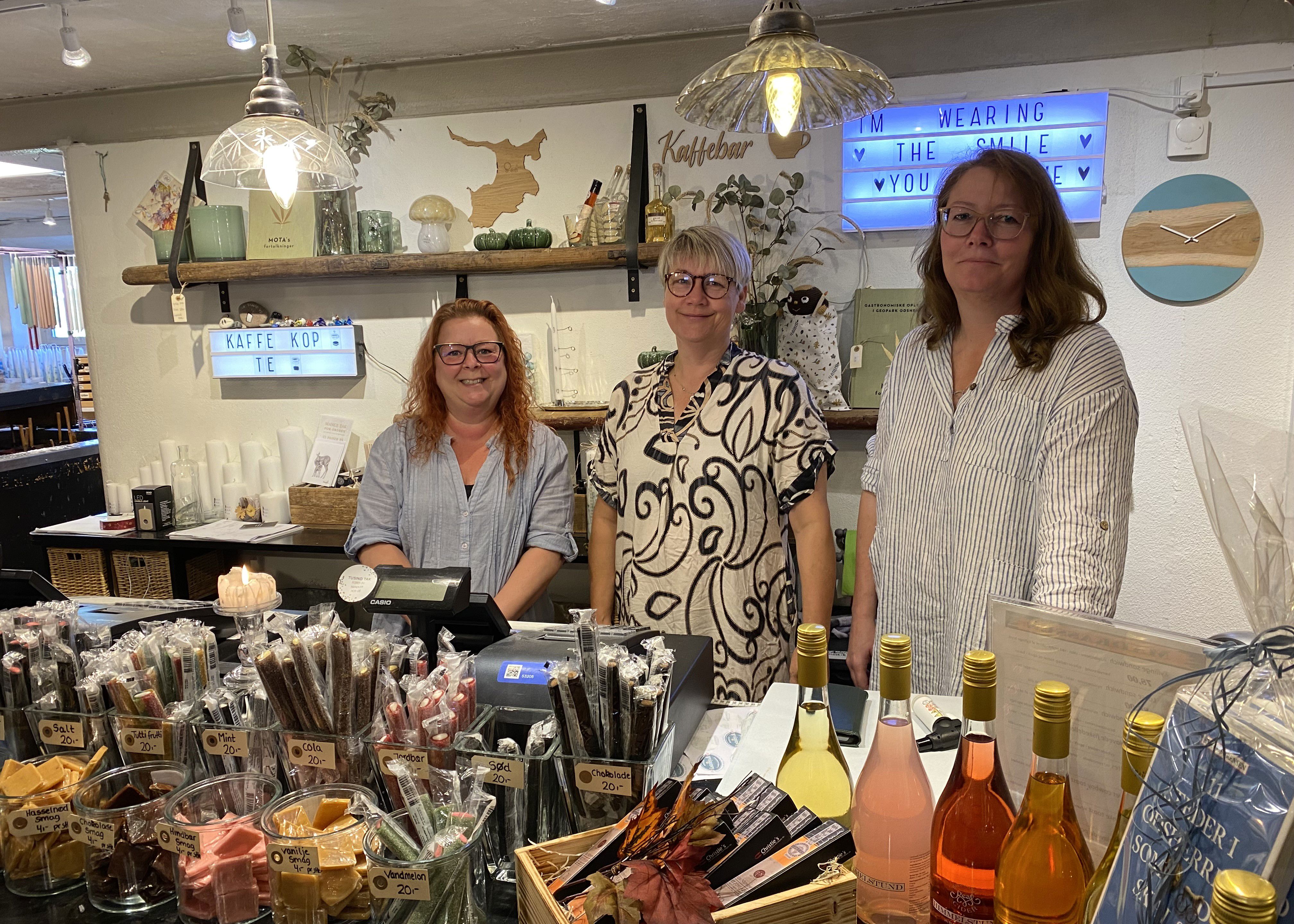 Tre kvinder står bag disken i livsstilsbutikken Kastanielys