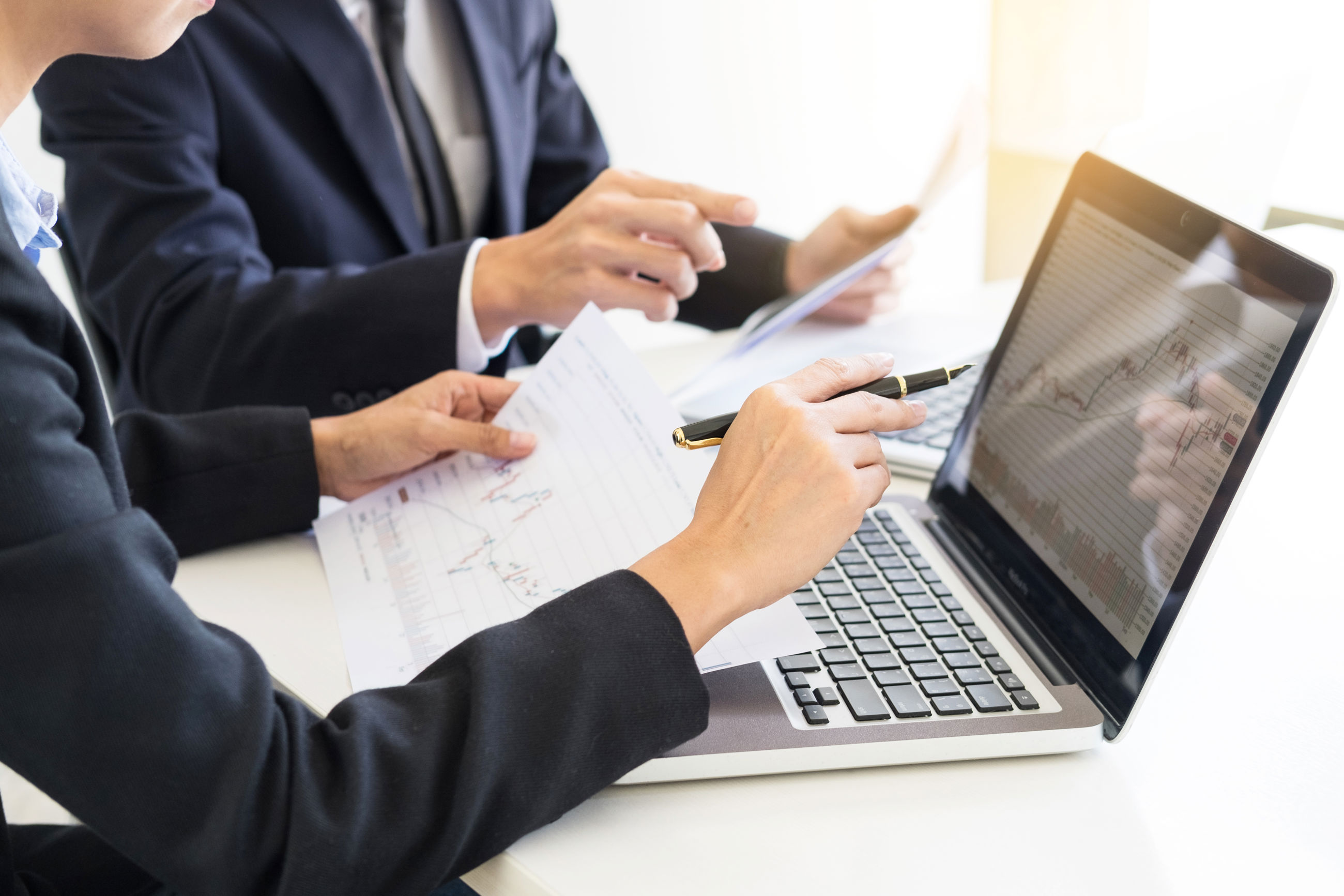 Personer sidder og arbejder ved computerskærm