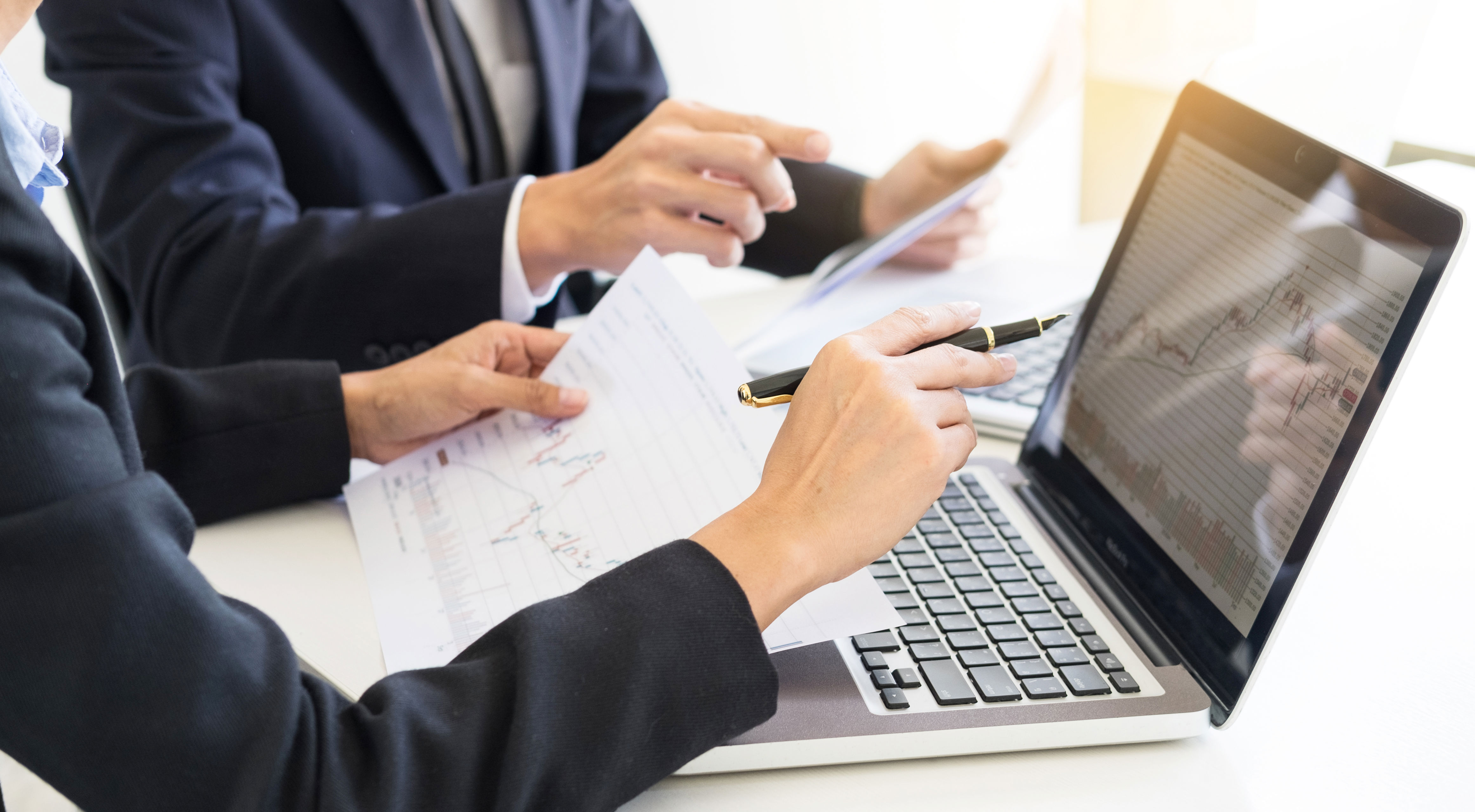 Personer sidder og arbejder ved computerskærm