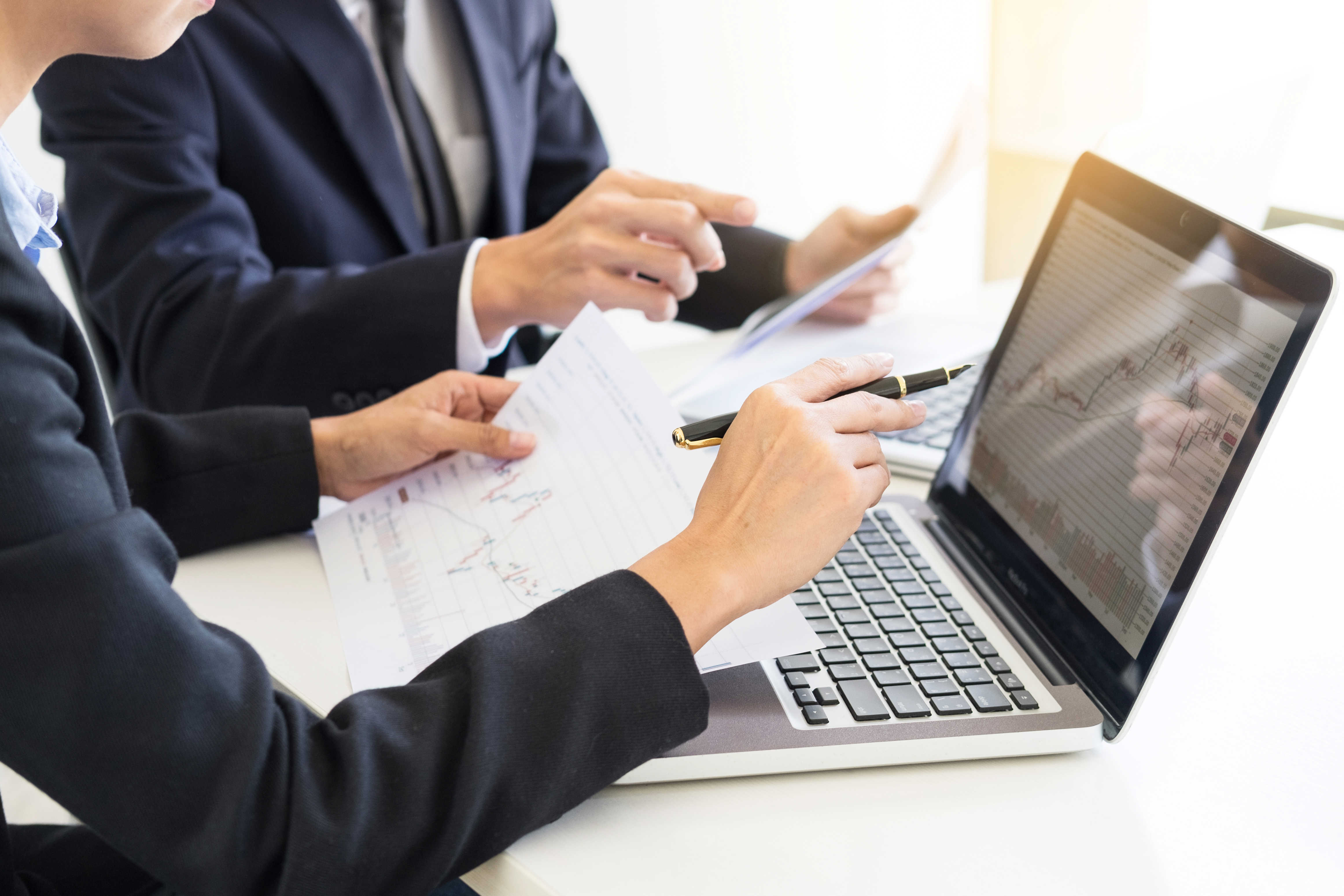 Personer sidder og arbejder ved computerskærm