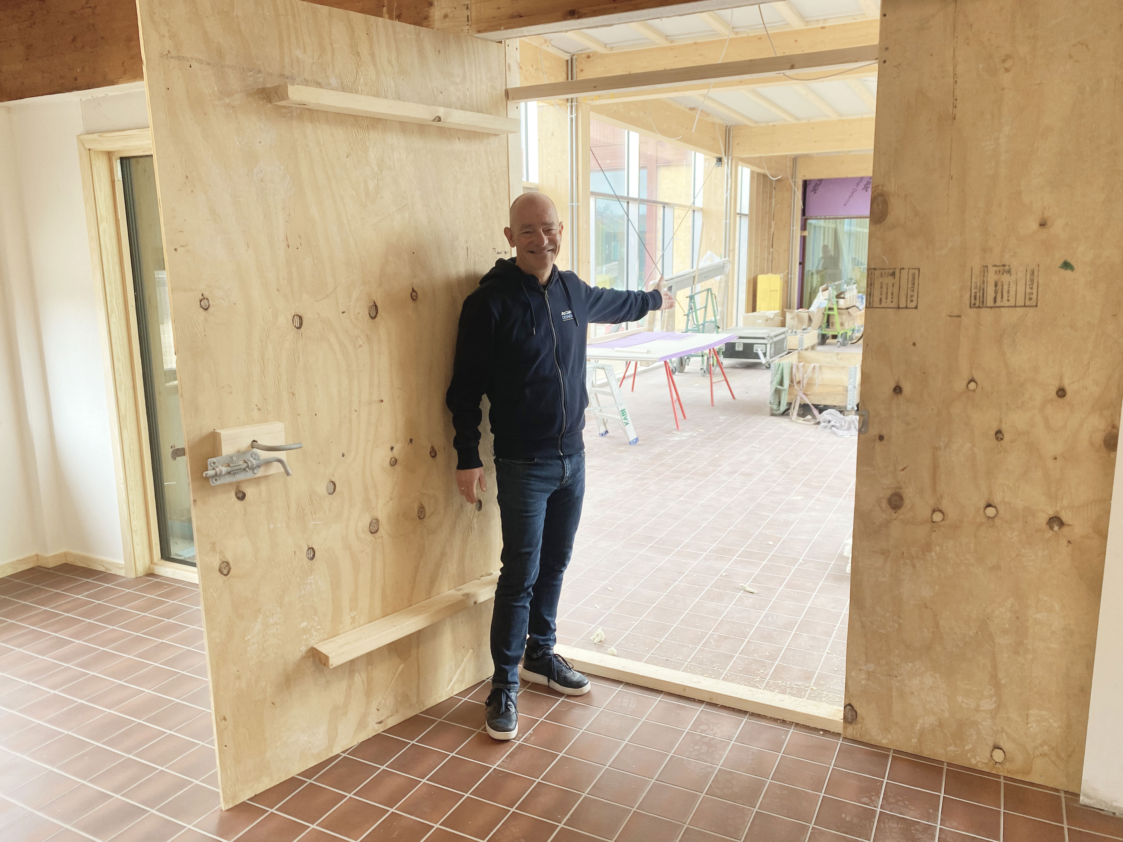 Mand i døråbning