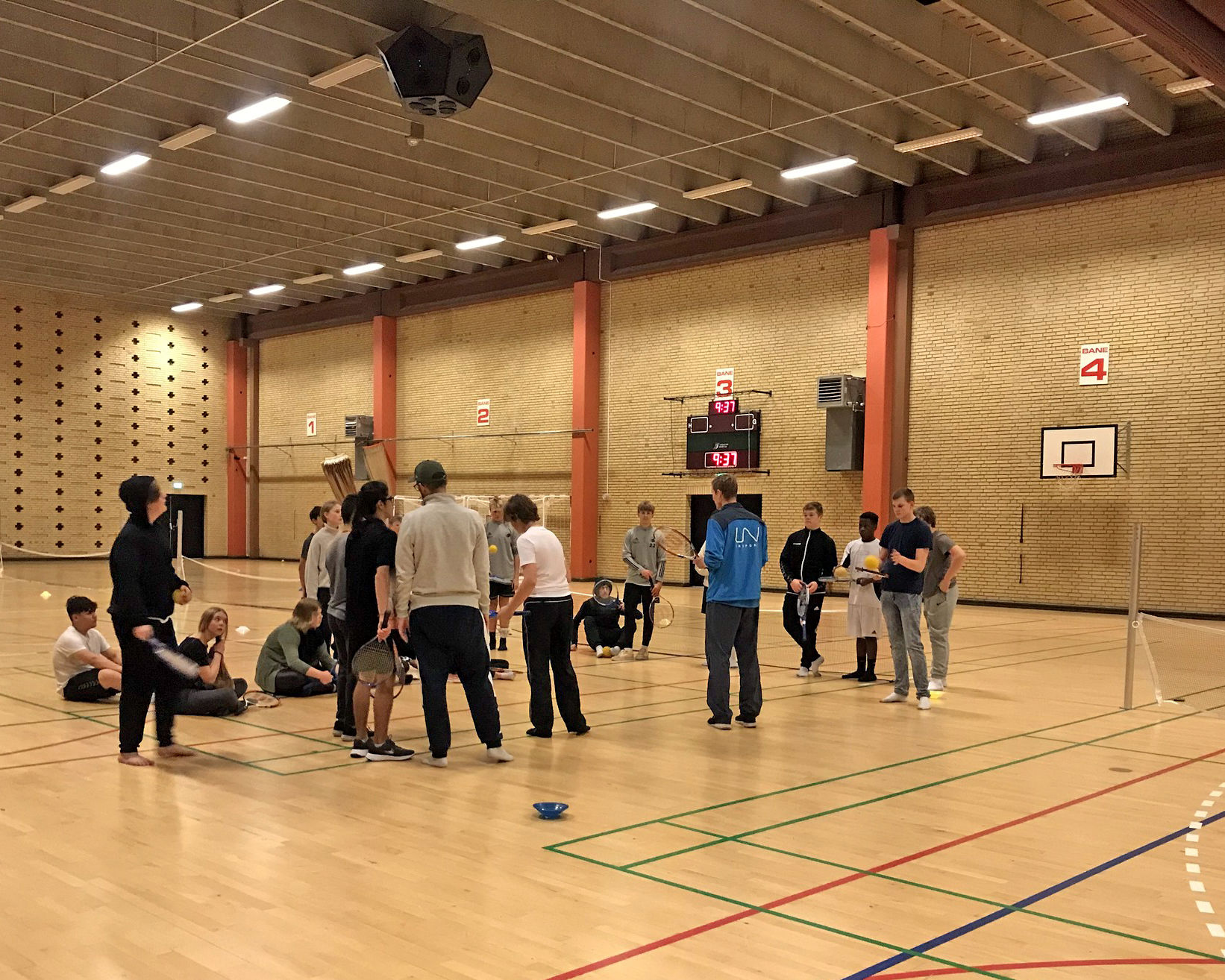 Unge i hallen i Asnæs