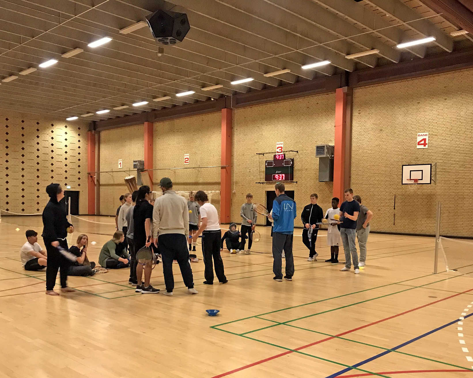 Unge i hallen i Asnæs