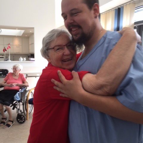 Beboer og medarbejder danser