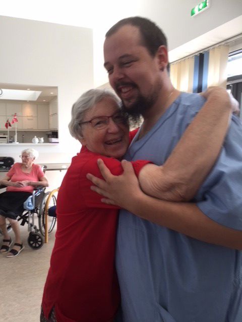 Beboer og medarbejder danser