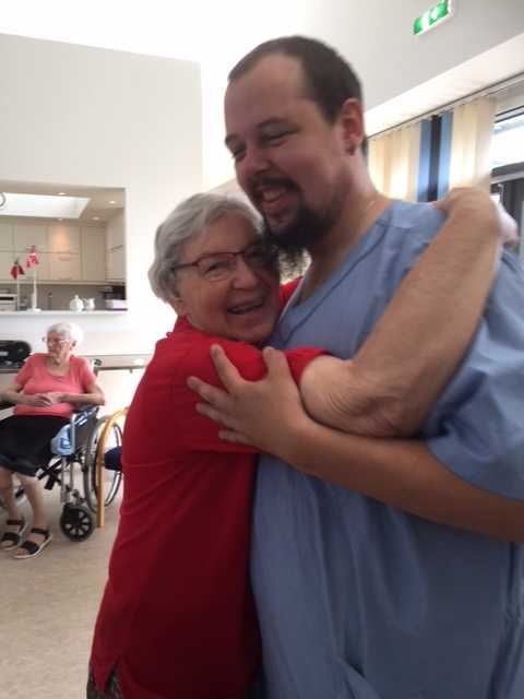 Beboer og medarbejder danser